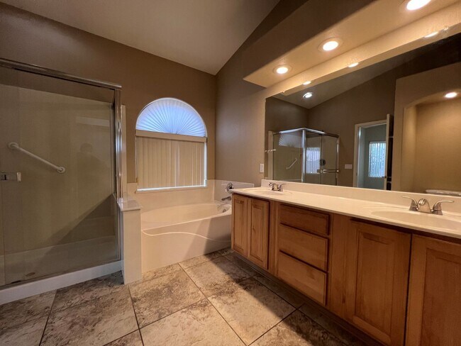 Building Photo - 4 BEDROOM WITH POOL