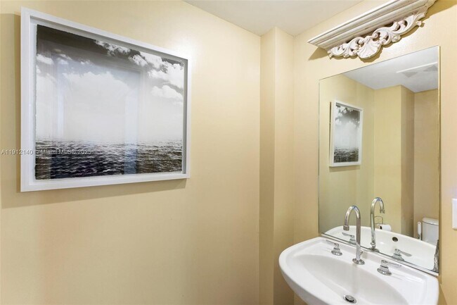 Building Photo - 6917 Collins Ave