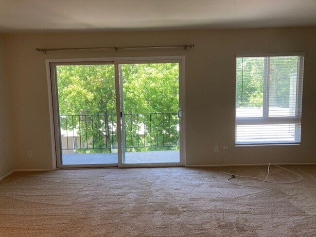 Building Photo - Woodlake Studio