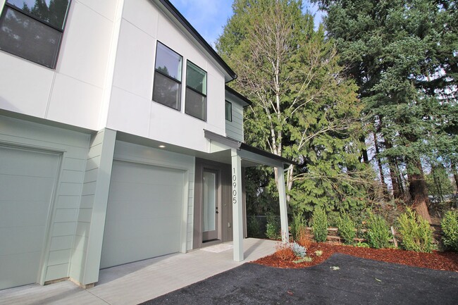 Building Photo - 10905 SE Home Ave