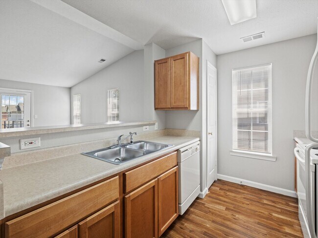 Building Photo - Comfortable 1 Bedroom 1 Bath*********Castle Schools**********Walking Trails