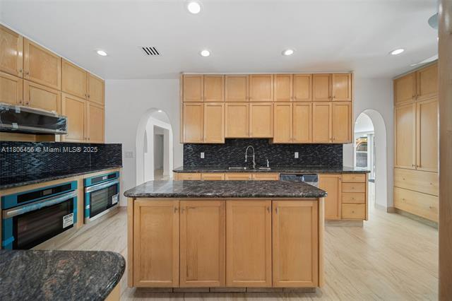 Building Photo - 427 W 45th St