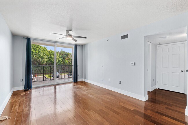 Building Photo - 1013 Villa Cir