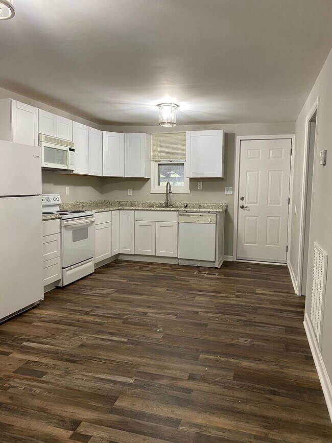 Building Photo - Quiet Country Living on 1 Acre in Murfreesboro! - 3br 2ba