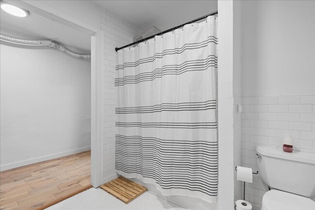 Building Photo - Renovated 3-bed, 2.5-bath house in Heart o...