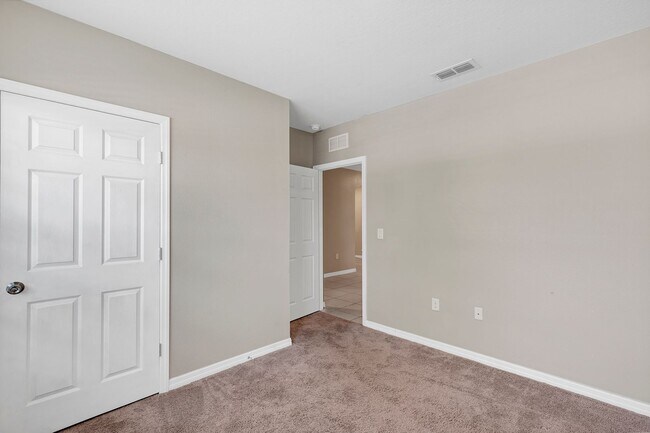 Building Photo - Sunny, Move-In Ready 4-Bed Home in Winter Haven with Modern Finishes and Two-Car Garage