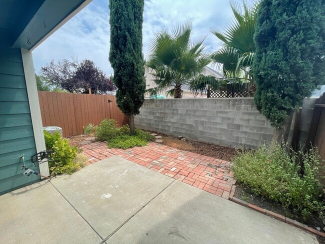 Building Photo - Updated 3 Bed 2 Bath Townhome Located at H...
