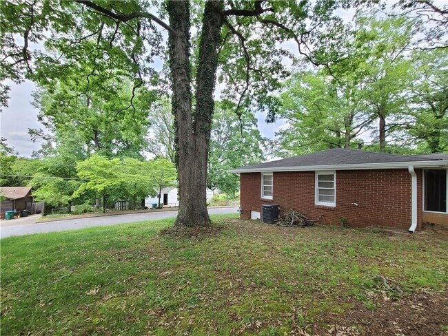 Building Photo - 3225 Forrest Hills Dr SW