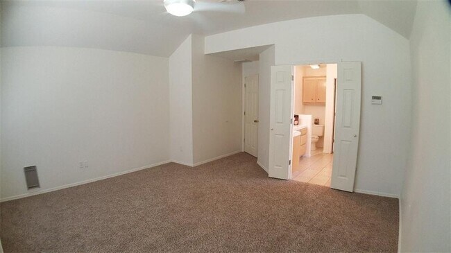 Building Photo - 2100 Silver Fox Dr