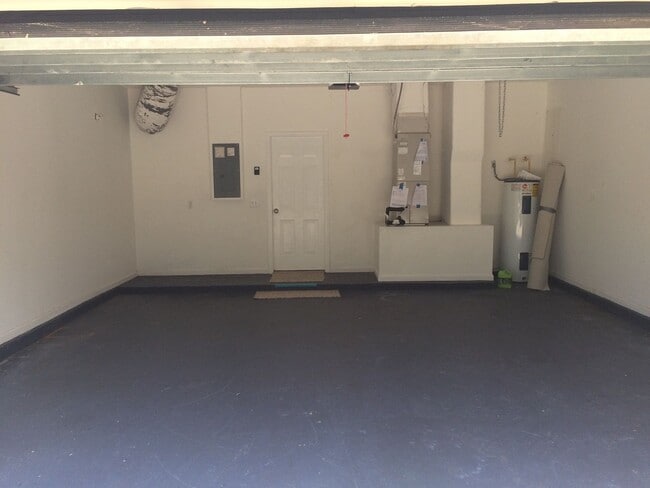 Building Photo - Large 5 Bedroom, 3 Bathroom Single Family ...