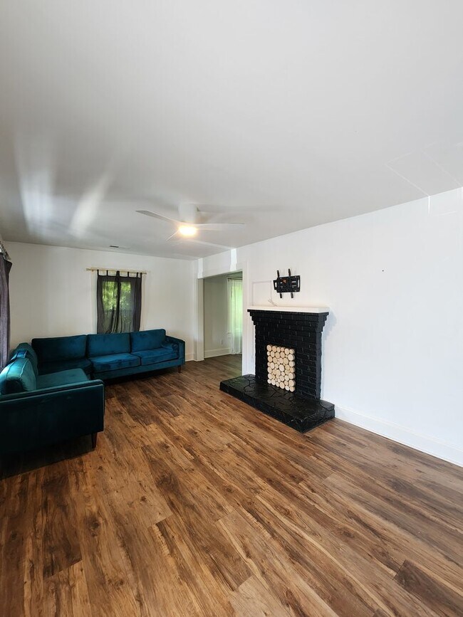 Building Photo - Fairview Bungalow