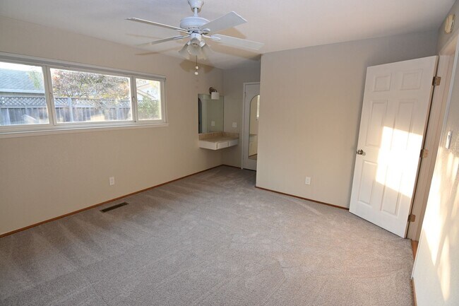 Building Photo - 5719 Lathrop Dr