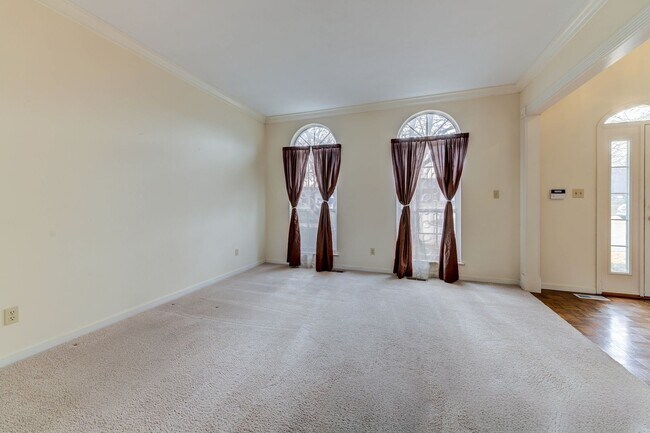 Building Photo - Spacious Parkway South Home with Walk-Out Basement & Large Backyard