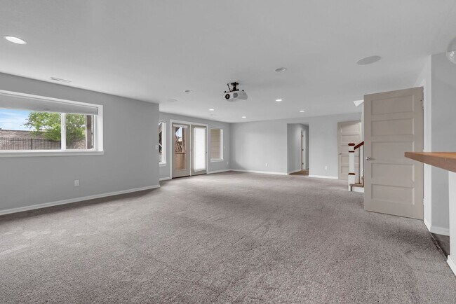 Building Photo - Luxury Home - Month-to-Month or 6-month Le...