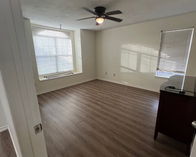 Building Photo - 1102 Dierks St