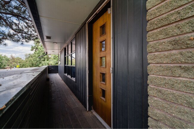 Building Photo - Chic 3BD, 3BA Mid-Century Home in Wheat Ri...