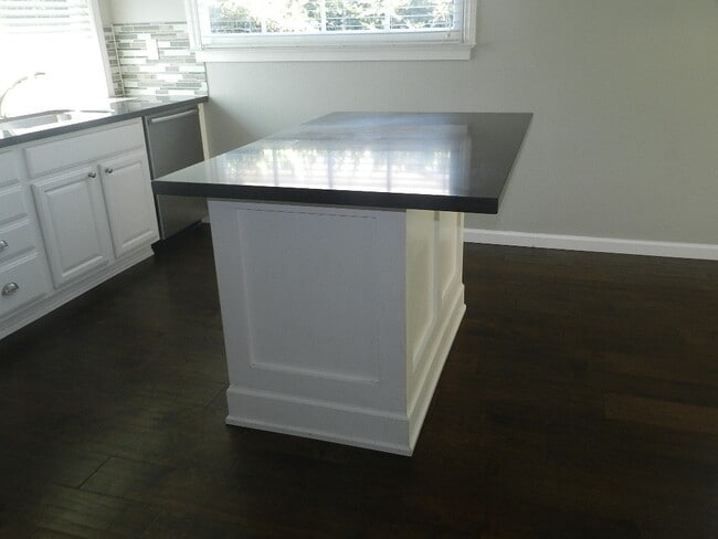 Building Photo - WONDERFUL SINGLE STORY HOUSE WITH LARGE YARD, GREAT LOCATION!