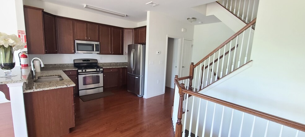 Building Photo - 408 Waterview Ct