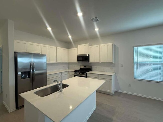 Building Photo - 561 Sormonne Lp