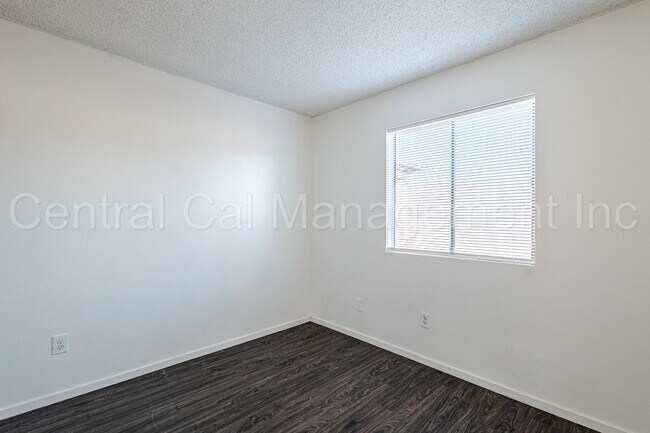 Building Photo - 2 Bedroom/1 Bath Home - $1450 Per Month