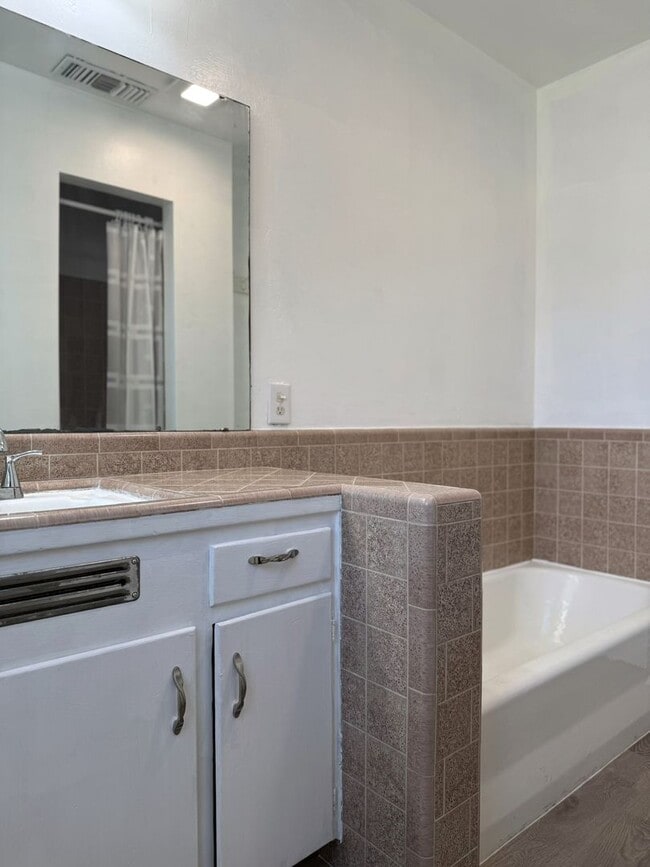 Building Photo - Spacious 2/2 home near shopping