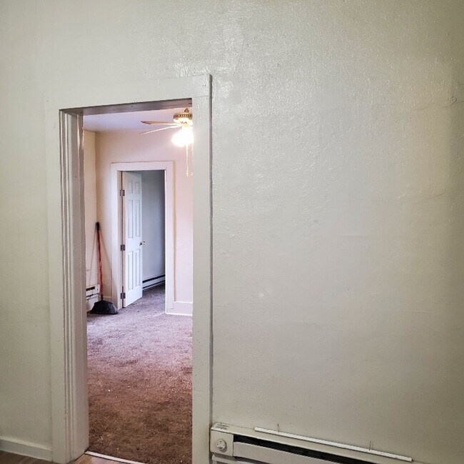 Building Photo - 1 BDRM APARTMENT FOR RENT.