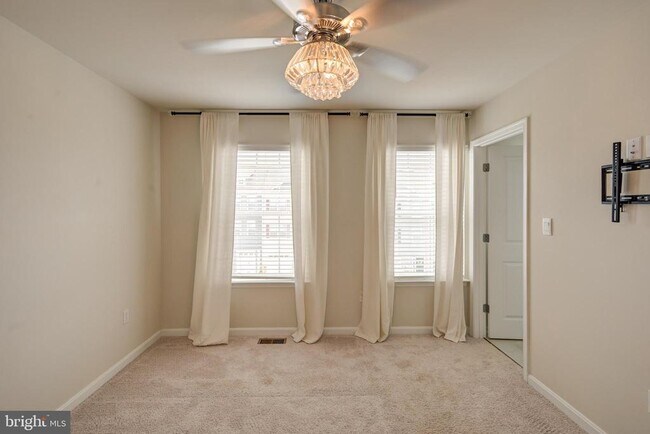 Building Photo - 5059 Silver Oak Dr