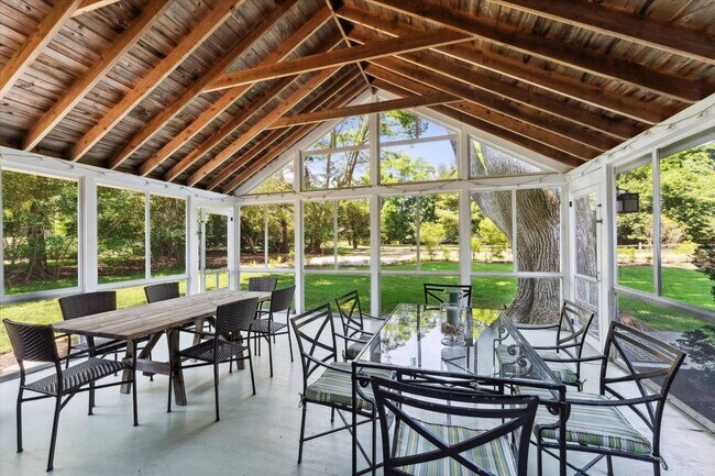 Building Photo - 695 Main St