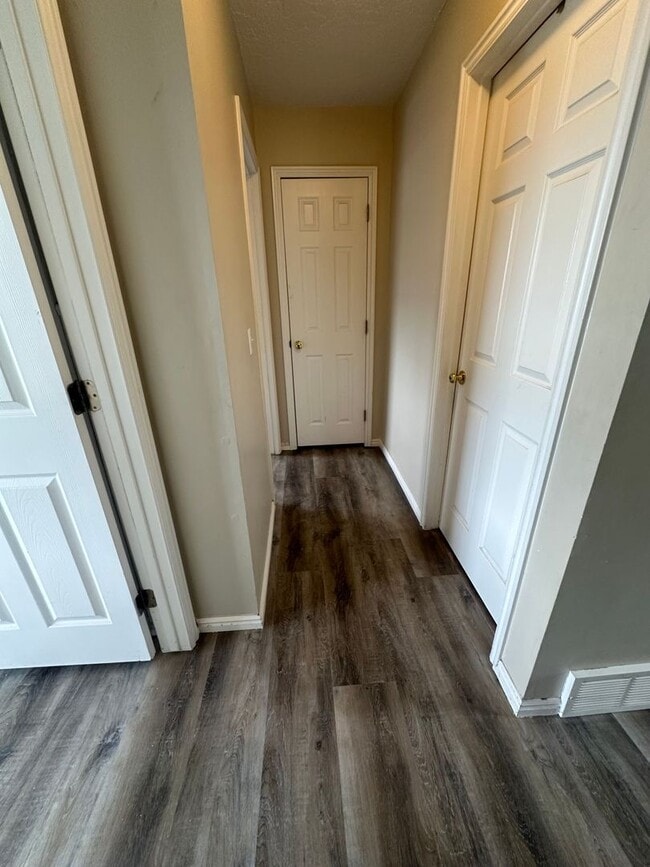 Building Photo - BEAUTIFUL TOWNHOME!!!