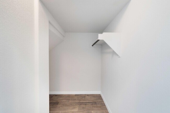 Building Photo - 1300 Anhalt Dr