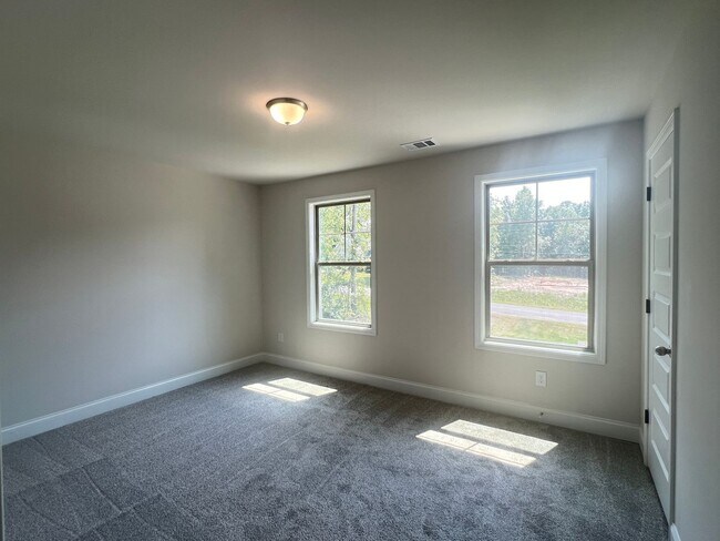 Building Photo - Beautifully Done & Brand New 4BD/2.5 Home in Jones Co.