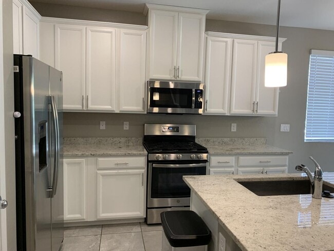 Building Photo - 3 Bedroom townhome in Mountains Edge