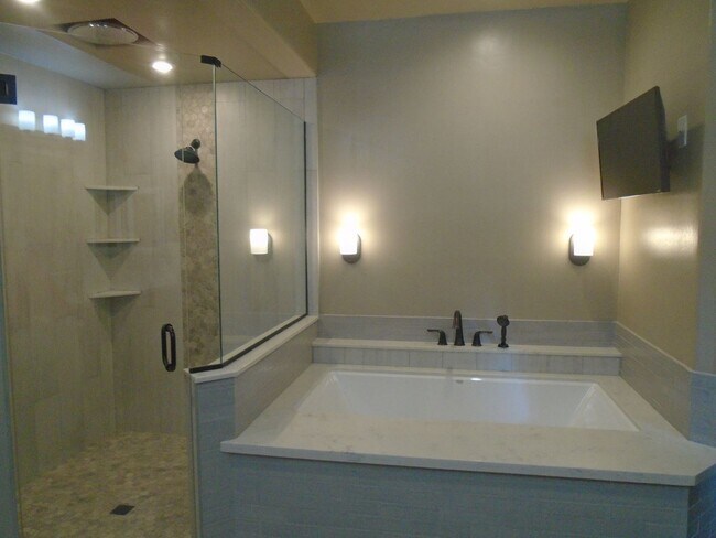 Building Photo - CUSTOM BUILT IN GATED SOUTHERN OAKS !!!  APPLICATION PENDING