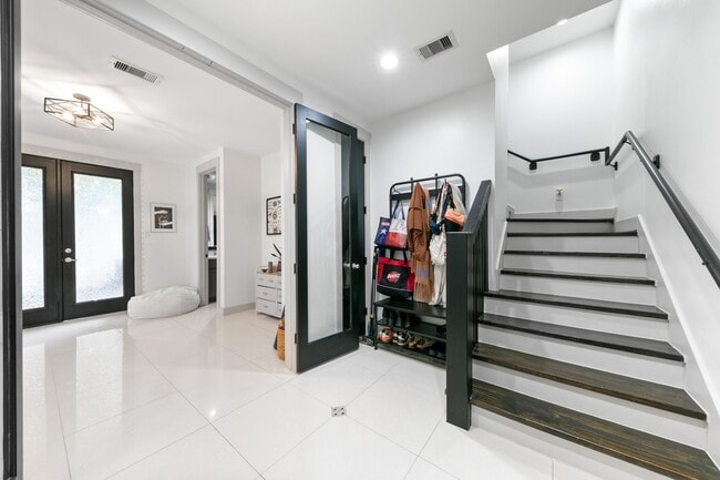 Building Photo - 1807 Dart St