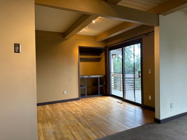 Building Photo - Exquisite 4 Bed, 2.5 bath in Bellevue with...