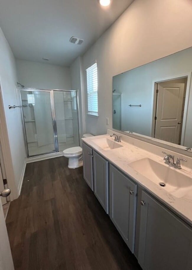 Building Photo - Stunning, Pet Friendly Home!