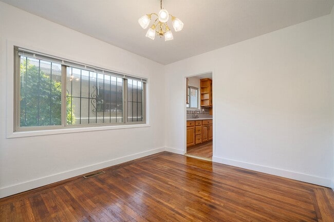 Building Photo - Spacious Two Story Albany Home Two Blocks ...