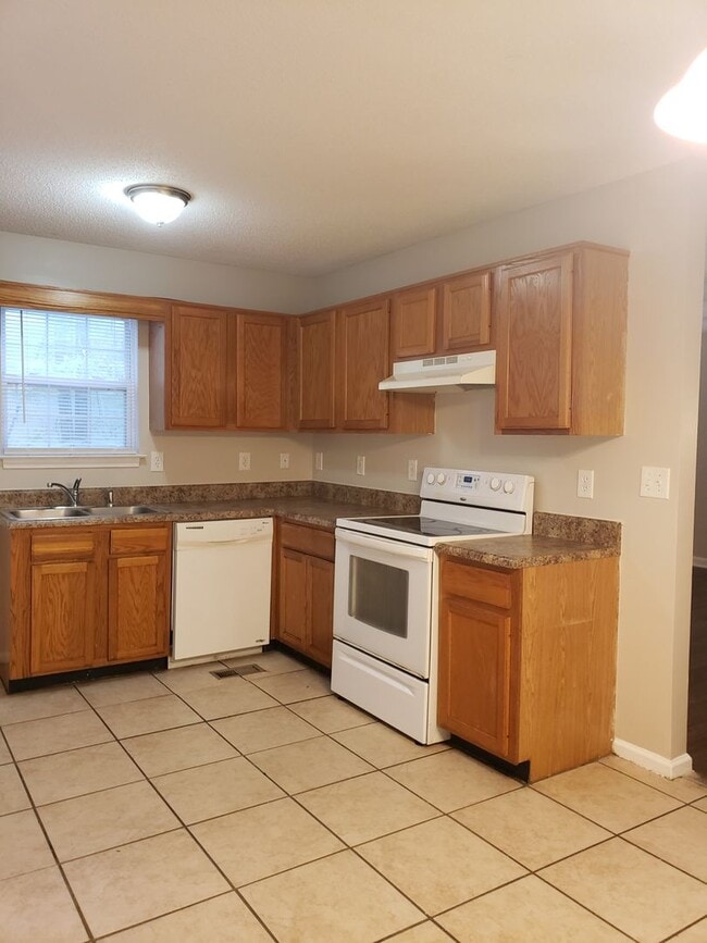 Building Photo - Coming Soon - 4 Bed, 2 Bth Split Level Home