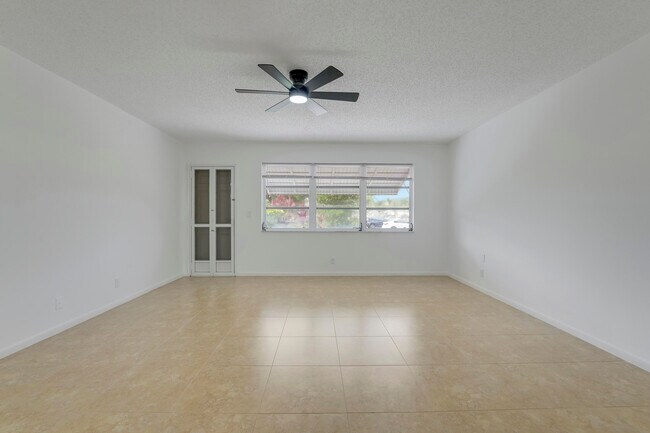 Building Photo - 1142 Cir Terrace W