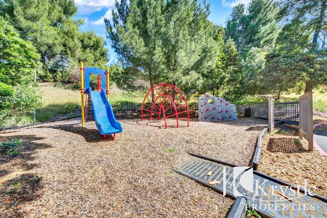 Building Photo - 900 Cambridge Dr