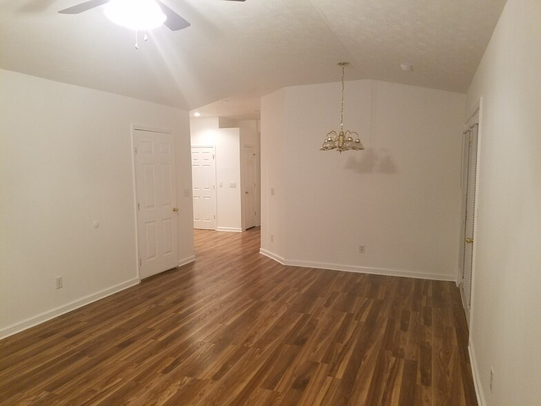 Building Photo - 401 Cricket Ln