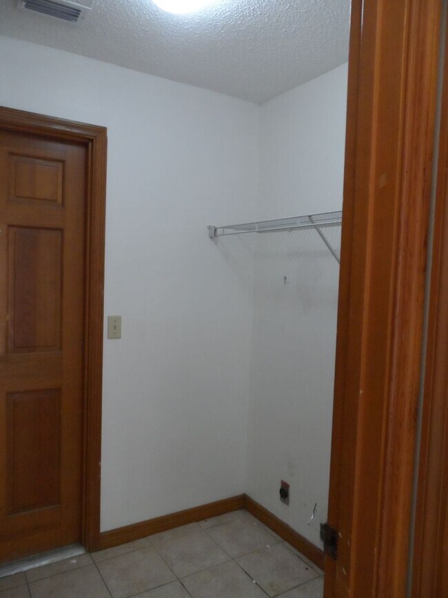 Building Photo - AVAILABLE NOW 3 BEDROOM 2 BATH 2 CAR GARAGE. CONTACT KAREN GUARDINO, REALTOR 386-747-9295