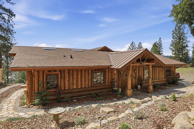 Building Photo - 2BR, 2BTH Executive Log Cabin Living Overlooking Carlin Bay on Lake Coeur d'Alene