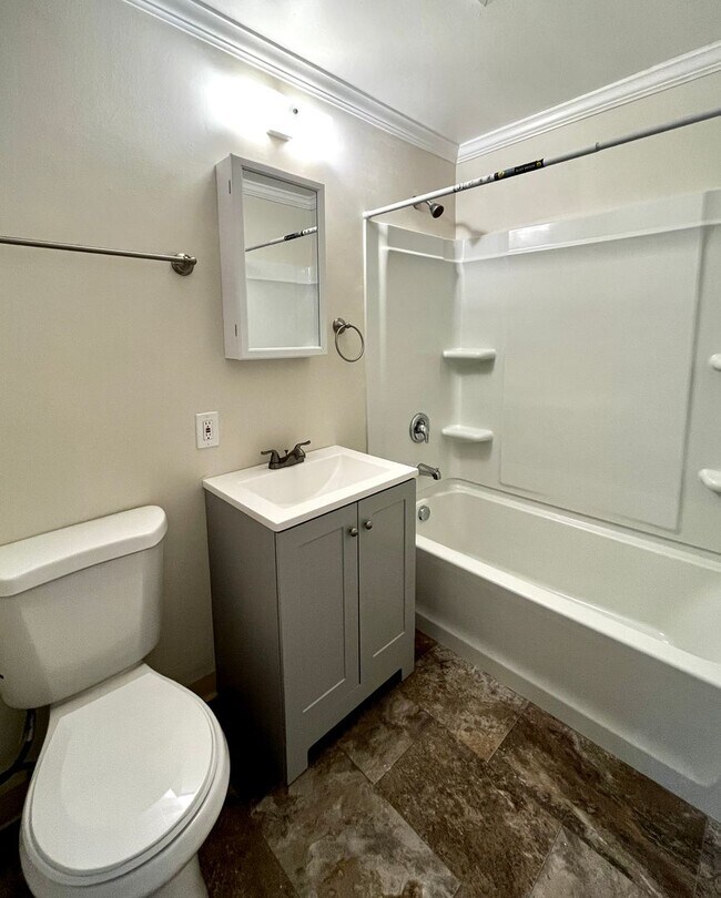 Building Photo - 2 Bedroom Single Family