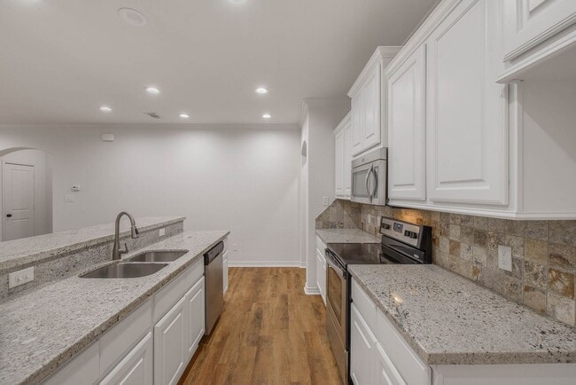 Building Photo - 3 Bed Townhome Minutes from Campus in Quiet Area