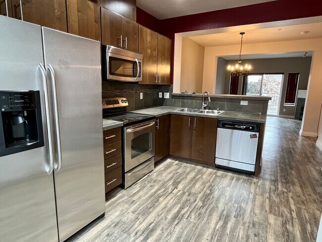 Building Photo - Beautiful Lynnwood 2-Bed Townhome with Tan...