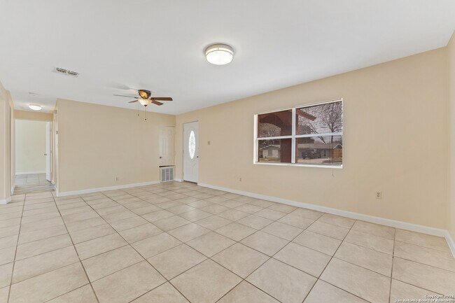 Building Photo - 3323 W Woodlawn Ave