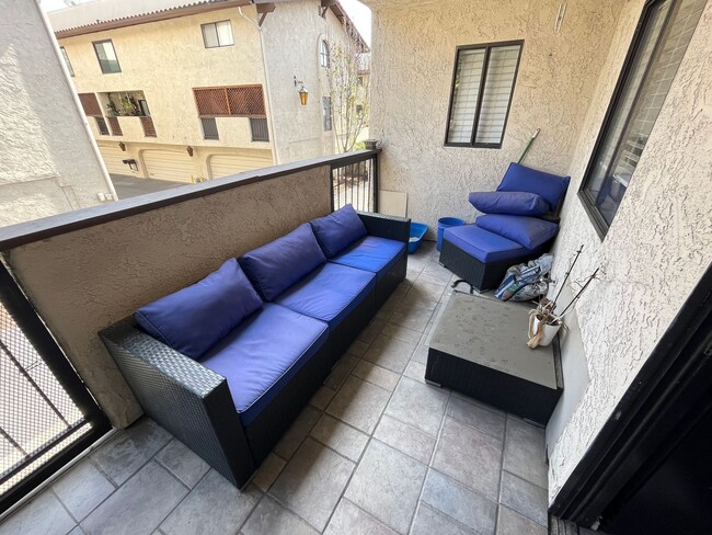 Building Photo - Beautiful and Spacious 2 Bed 2.5 Bath Town...