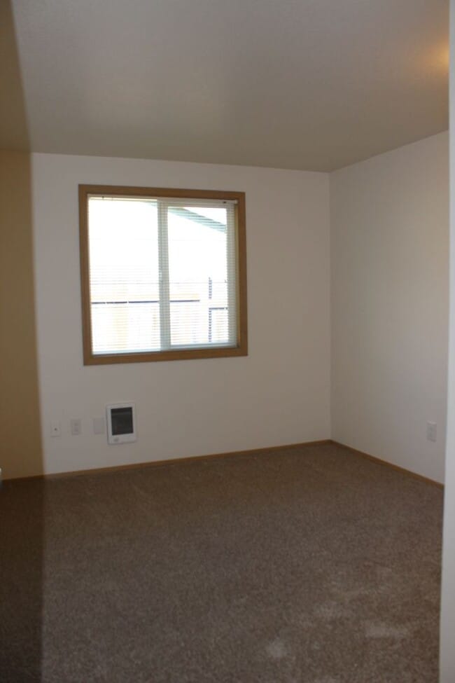 Building Photo - Recently updated 4 bedroom and 2 bath home...