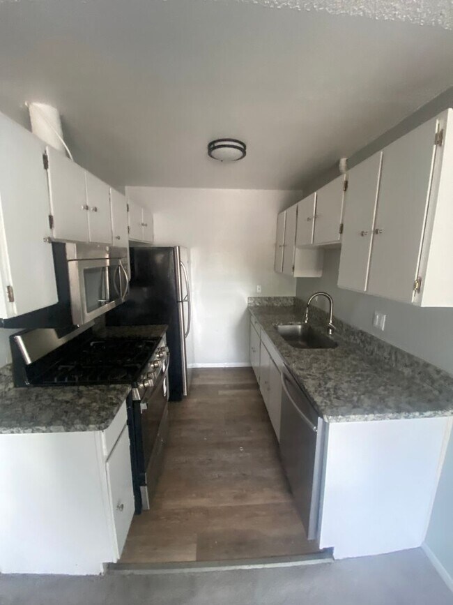 Building Photo - Updated 1 bedroom 1 bathroom in High Hollows!